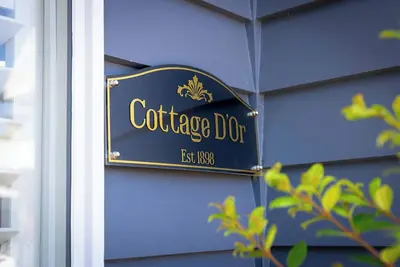 Image de Stylish French-themed cottage, perfect for a relaxing getaway, Centrally Located