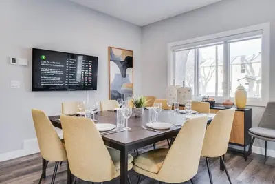 Image de Monica - Large 6br Family Home in Central Location!