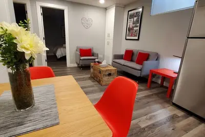 Image de Phoebe - New 2 bdrm Basement Suite near Downtown!