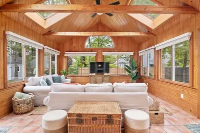 Image de Walk to Beach, Spacious Home and Private Backyard!