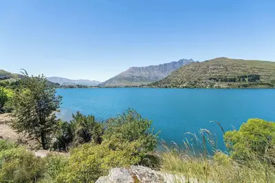 Image de Lakefront Luxury Retreat, Modern Apartment