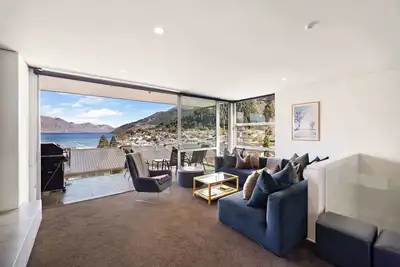 5 bedroom modern apartment in the heart of Qt!