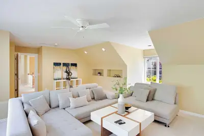 Stunning 3br Portland Home w/ Spacious Patio, Tree Views & Luxury Kitchen #41532