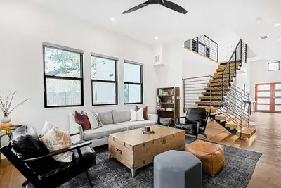 Image de Spacious, S. Austin, Two Ensuites - Golden Hour