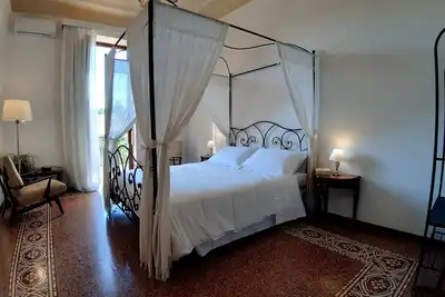 Image de Grand appartement au style classique à 200 mètres du centre historique