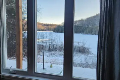 Image de Chalet familial au bord du lac. Family getaway on the lake close to Montreal.