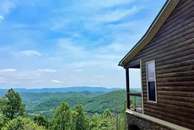 Image de Curl Up by the Fireplace or Into a Steamy Hot Tub This Winter@SkyviewHideaway