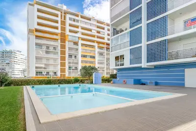 Bright 1 Bdr Flat W/ Pool & Balcony by LovelyStay
