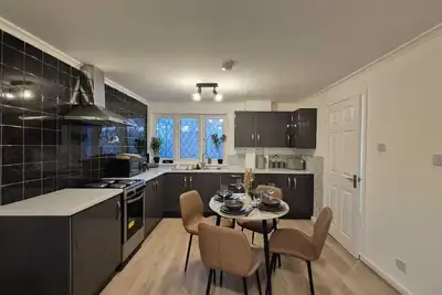 Image de Wolves: 4 Bed, 2 Bath, Parking & Wifi - Perfect for Short to Long Term Stays
