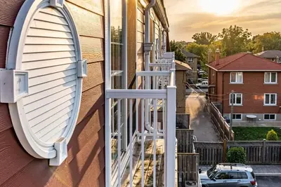 Image de Cozy Modern 2-Bed Townhouse in Toronto