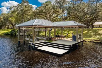 Image de Riverfront Farmhouse on 2 Acres