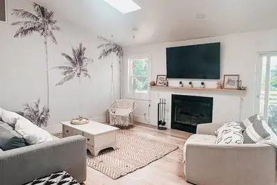 Image de Modern Wine country home with vineyard and mountain views