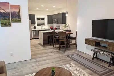 Image de Adventure Basecamp: Newly Built Retreat steps from Downtown Victor