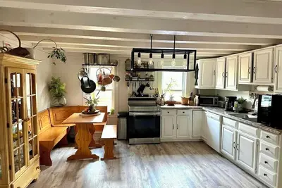 Image de Cape Cod Farmhouse- Pet Friendly, Fully Fenced in Backyard