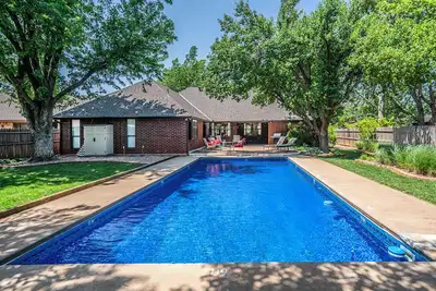Image de Spacious Poolside Retreat with Shade Trees - 4 Bedrooms 2 Bathrooms