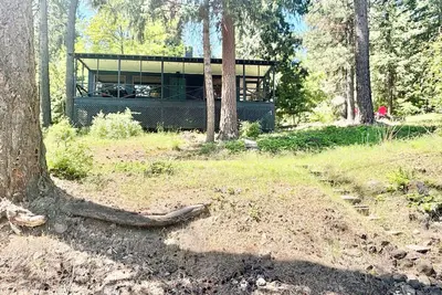 Image de Charming 2-bedroom cabin with lake views offering a quiet, lake-side retreat.