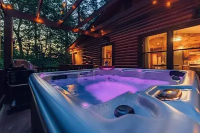 Image de Secluded Cabin in the Woods - Cozy Romantic Retreat with Hot Tub & Firepit