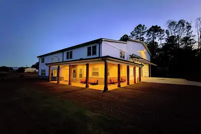 Image de Sleeps 6+. Amazing Fly-in or Drive-in Hangar Home minutes from Pinehurst!