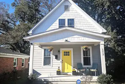 Image de Closest to Greenfield Concerts: Huge yard for pups, Comfy, Workstation, sleeps 7