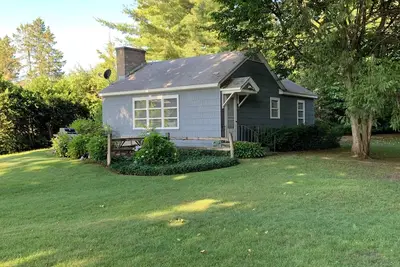Image de Cozy Lake Leelanau Cottage with waterfront access, views, terrace and central ac
