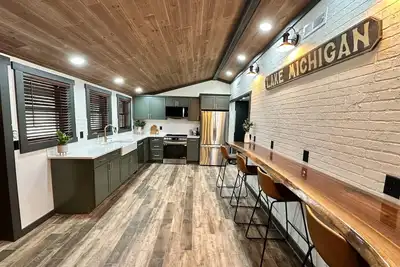 Image de Hot Tub | Sauna | Walk to Lake | Fire Pit | 10 min. South Haven | Accessible