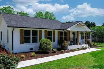 Charming Modern 3-bedroom Farmhouse near Hickory on 1-acre