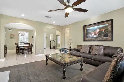 Image de Spacious 5br Cari Ct Home｜ Lush Backyard｜Garage Access｜Main floor Bedroom #41964