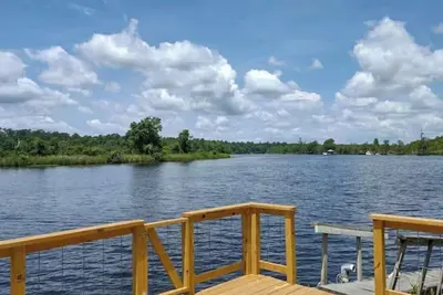 Image de This beautiful 3-bedroom 2-bathroom Riverfront home is a great place to unwind.
