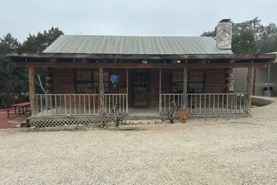 Image de \"Bearly Beehavin\" 2-bdrm 1 bthrm cabin  with WiFi, Ac. Unwind & relax in ConCan