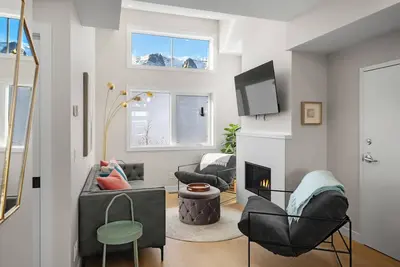 Image de Luxuriously Cozy 3-bedroom Townhouse in Harvey Heights - 2 min to Banff Gate