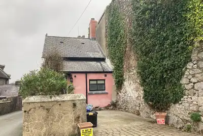 Image de Charming Heritage Cottage, uniquely built to Town wall, views Pembroke castle