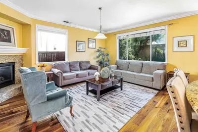 Image de Charming River Oaks Retreat: Victoria Garden for Relaxing Getaways #140