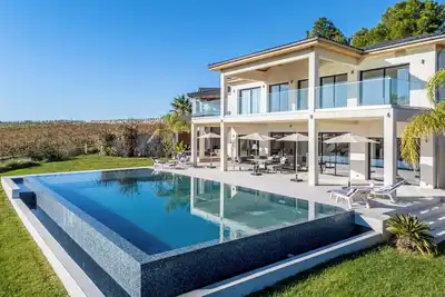Image de Villa Scl avec sa Piscine miroir chauffée en bordure de vignoble du Languedoc