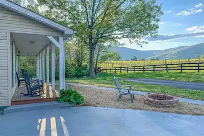 Image de This house is a 3 bedroom(s), 2. 5 bathrooms, located in Crozet, Va.