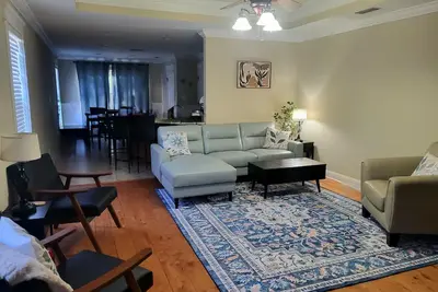 Image de Modern home in quiet cul-de-sac near University of South Alabama!