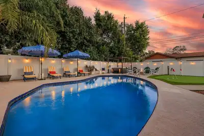 Image de Ultimate Group Getaway | Pool, Spa, Games & Firepit | Near Beach