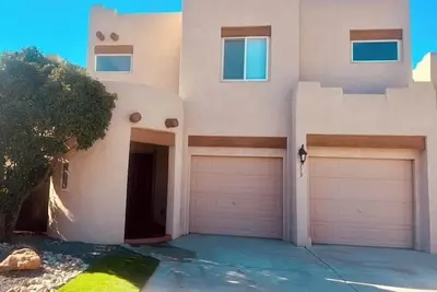 Image de Entire Home+Centrally Located+Near Hwy+HotTub+Free Wifi+Pet Friendly+Putt Putt⛳