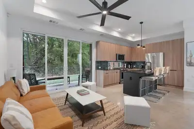 Image de **New Cozy 2br East Side Home - Sleeps 4**