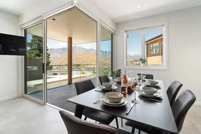 Image de Modern Comfort with Spectacular Views – Spa & Deck