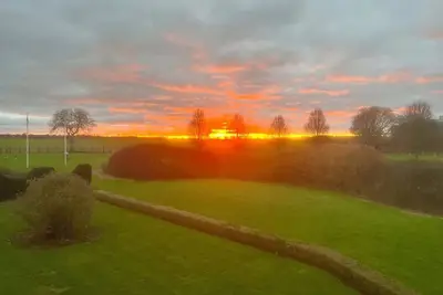 Image de Spacious and Peaceful Annex, perfect for a couple or family with fireplace.