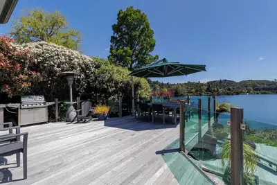 The Bach - Luxury Waterfront Living with Spa Pool