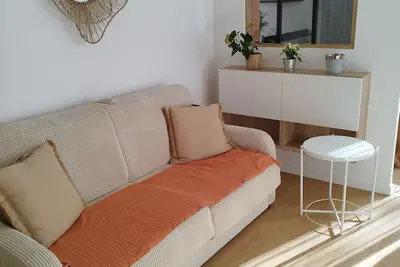 Image de Studio entièrement rénové avec coin nuit séparé par cloison et rideau