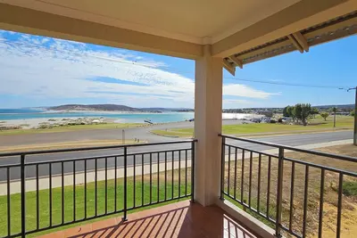 Image de Luxury Waterfront | Sleeps 4 | Resort Pool | Wifi