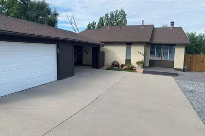 Image de House\/Duplex w\/mountain views in Holladay. Mins away from outdoor recreation.