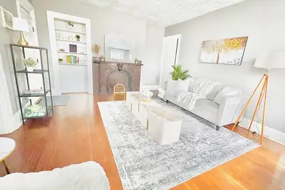 Image de Cozy waterfront 2br/3 Beds w. / Modern meets Historical Charm/Chic