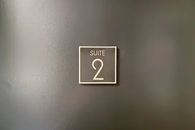 Image de Danforth Hotel Suite #2 - Two Bedroom Suite at Broadview & Danforth\n