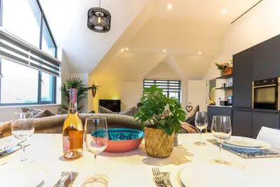 Image de Appartement-Moderne-Salle de bain privée séparée-Vue sur Mer de côté-The Loft