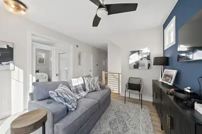 Image de Lake Access and amazing views, 5 bedrooms within walking distance to downtown