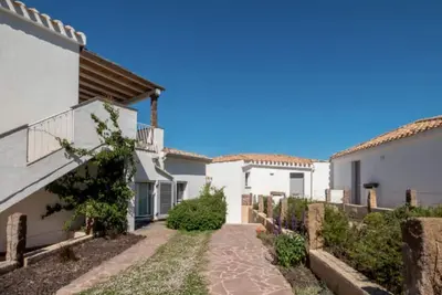 Image de Spacious house a short walk from the sea.