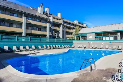 Image de Flying Moose Lodge - Beautiful 4br 2 full bath, family home with shuttle to Loon